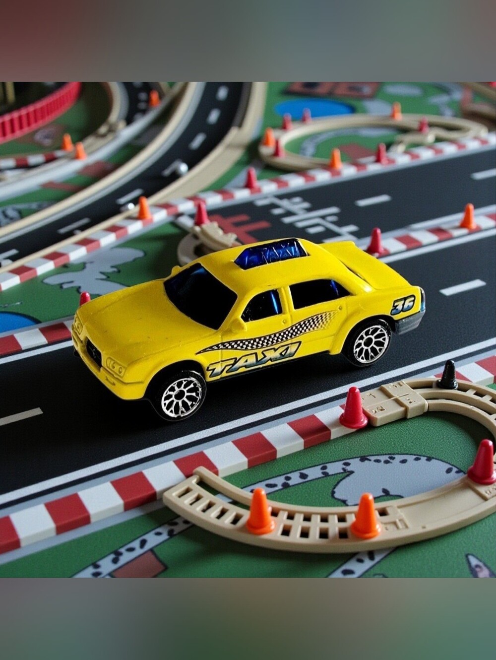 2002 Matchbox Yellow Hero City I-75 Taxi #36 Die-Cast 1:64 Car Model ID: SF0644.
